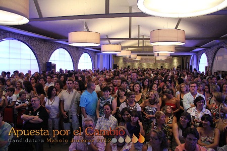 1.300 personas arropan a Manolo Jiménez en la presentación de su programa