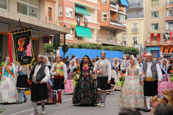 La Foguera Gran Vía-Garbinet participó en la Ofrenda de Flores de las Fiestas de Moros y Cristianos de Villena