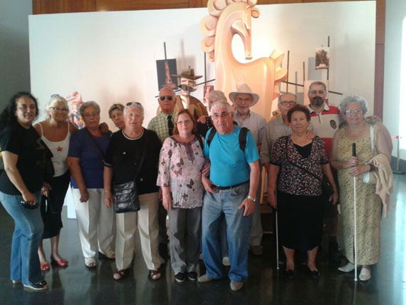 La ONCE y La Ceràmica visitan la exposición del Ninot a través del Proyecto Solidario