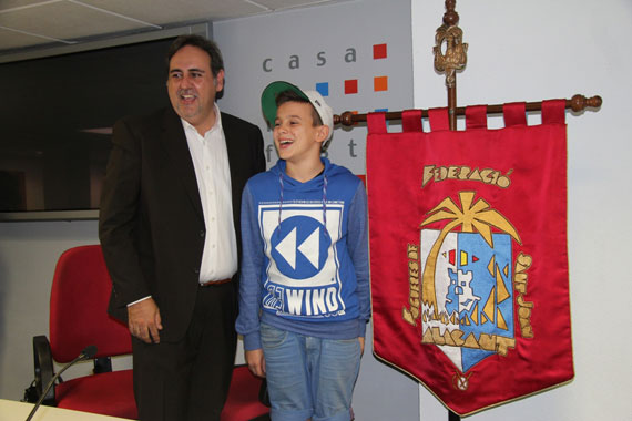 Alejandro Gracia, de la hoguera Altozano Sur, banderín de la Federació de les Fogueres de Sant Joan